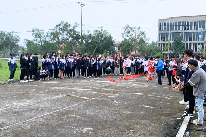 Học sinh Trường Trung học phổ thông Vũ Quang trong một hoạt động ngoại khóa. Ảnh: website nhà trường bai-dang-3.png