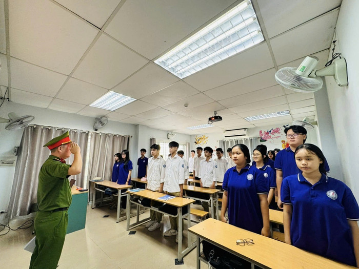 Trường Trung học phổ thông Mai Hắc Đế phối hợp với cơ quan chức năng tuyên truyền pháp luật cho học sinh. Ảnh: NTCC z7069350422818-740d49b21237dd72bec4cedd2206c4ae.jpg