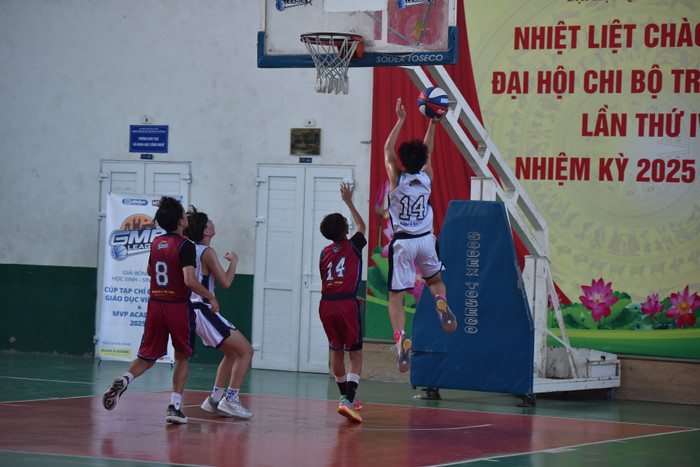 Chung cuộc đội Chu Văn An giành chiến thắng, chính thức giành vị trí thứ 3 ở nội dung U15 nam. mvp-1237.jpg