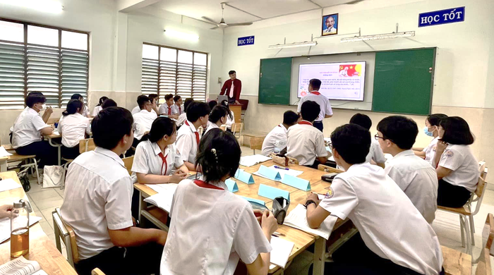 Thầy Dũng và học sinh lớp 9 Trường Trung học cơ sở Âu Cơ trong tiết học Lịch sử. Ảnh: NVCC thay-le-quang-dung-day-chuyen-de-cum.png
