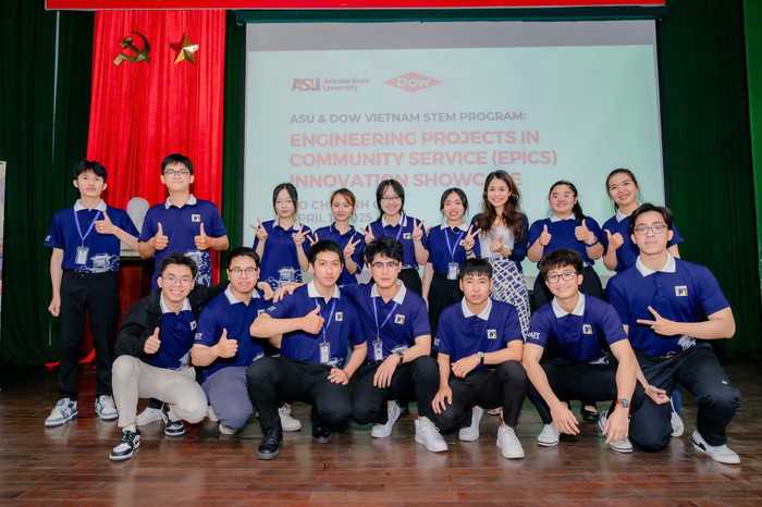 Tiến sĩ Nguyễn Thị Anh Thư (hàng dưới, thứ 3 từ phải sang) cùng 3 nhóm sinh viên Trường Đại học Bách khoa, Đại học Đà Nẵng tham dự cuộc thi Dự án Kỹ thuật phục vụ cộng đồng năm 2025. Ảnh: NVCC z6612656666159-74fff7f22be2a0d23729b085845e1d90.jpg