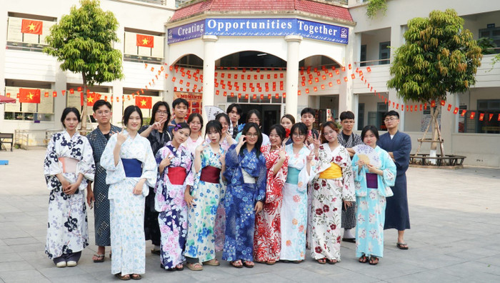 Sinh viên khoa Ngôn ngữ và Văn hóa Nhật Bản, Trường Đại học Ngoại ngữ, Đại học Quốc gia Hà Nội trong hoạt động trải nghiệm Yukata. Ảnh: website nhà trường dsc00077-1536x869.jpg