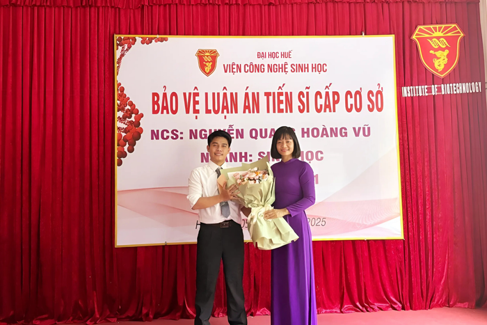 Phó Giáo sư, Tiến sĩ Trương Thị Hồng Hải (bên phải) - Viện trưởng Viện Công nghệ sinh học, Đại học Huế. Ảnh: NVCC bai-dang.png