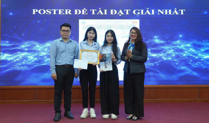 Tiến sĩ Trần Phương Thảo (ngoài cùng bên phải) - Phó trưởng khoa, Khoa Tài chính Ngân hàng, Trường Đại học Mở Hà Nội trao khen thưởng cho sinh viên. Ảnh: NTCC z6659376100173-7923a4e8803486d372dbd7534989f9e1.jpg