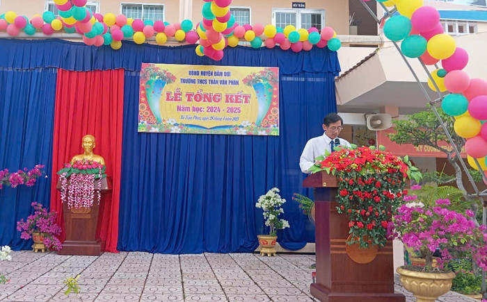 Thầy Nguyễn Việt Đang - Hiệu trưởng Trường Trung học cơ sở Trần Văn Phán. Ảnh: NVCC z6812058834197-269d261c0a52c17be80fa4205d600791.jpg