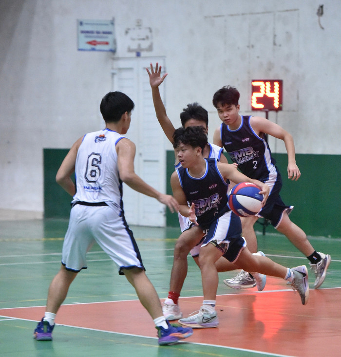 Ngay từ những phút đầu tiên của trận đấu, cả hai đội đã thi đấu quyết liệt. mvp-0231.jpg