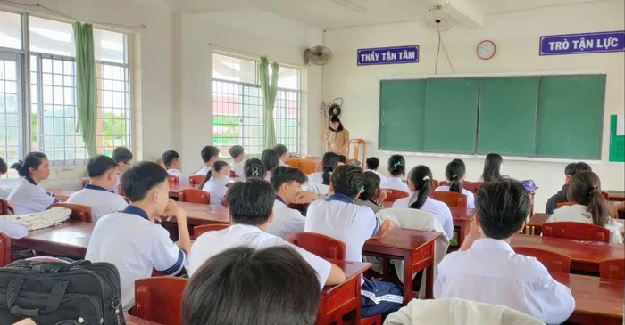 Cô và trò Trường Trung học phổ thông Nguyễn Việt Khái trong buổi gặp mặt đầu năm. Ảnh: Trường THPT Nguyễn Việt Khái thành phố Cà Mau 491388167-1178143050989694-2795662736661117046-n-6494.jpg