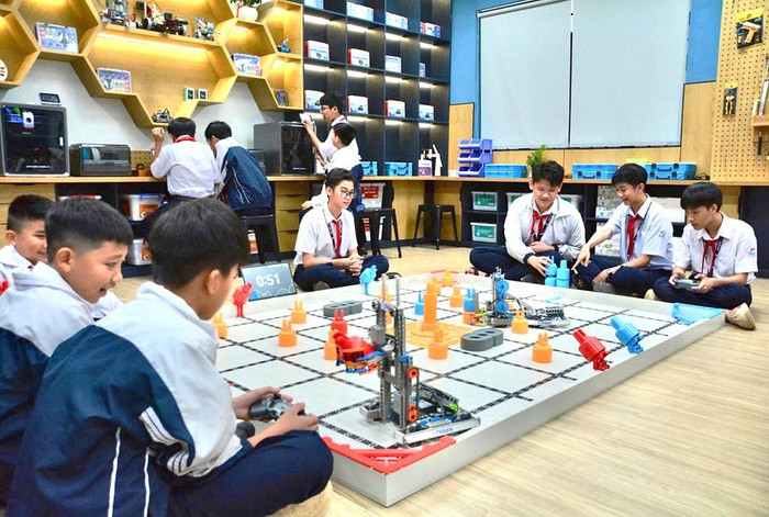 grab5ce81hoc-sinh-truong-thcs-nguyen-du-trinh-dien-ky-thuat-dieu-khien-robot-duoc-trang-bi-tai-phong-stem-do-petrovietnam-tai-tro-anh-minh-phuong.jpg