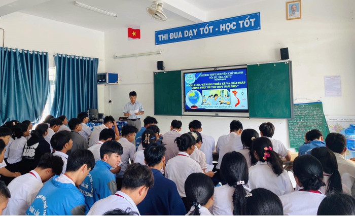 Thầy và trò Trường Trung học phổ thông Nguyễn Chí Thanh trong một tiết học. Ảnh: website nhà trường 493368632-1258918809566894-7491722391363651338-n.jpg