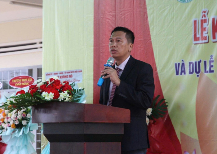 Thầy Trần Hữu Phước - Hiệu trưởng Trường Trung học phổ thông Nguyễn Chí Thanh. Ảnh: website nhà trường z6986151942072-c3684e31f103f303340b6dbe917871d1-2048x1366-2516.jpg