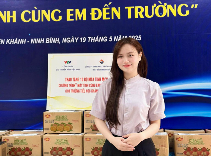 Cô Đinh Ánh Hồng - giáo viên tiếng Anh, Trường Tiểu học Khánh Cường. Ảnh: NVCC 508681402-4047785148821211-7906551593616336592-n.jpg