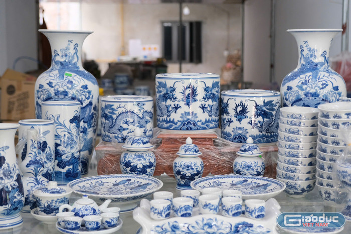 Một số sản phẩm gốm men lam tại một cửa hàng gốm xã Bát Tràng. Ảnh: Hồng Mai gdvn-z6857833971553-acc3e85583a8fb2440e6f3e473e163f2.jpg