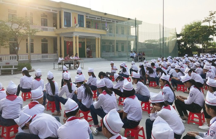 Trường Tiểu học và Trung học cơ sở Đông Xuyên trong buổi lễ kỷ niệm 190 năm ngày thành lập huyện Tiền Hải. Ảnh: website nhà trường. img-0282-5809-2013-6290-4410.jpg