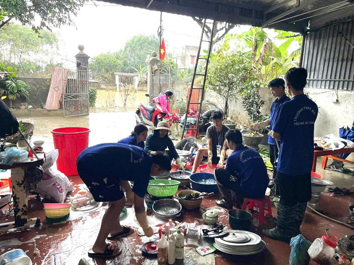 Học sinh Trường Trường Trung học phổ thông Bố Hạ tích cực tham gia dọn dẹp, vệ sinh, hỗ trợ những gia đình bị ảnh hưởng nặng do bão lũ. ẢNh: NTCC 565861303-1280297177230250-2138042073677632795-n.jpg