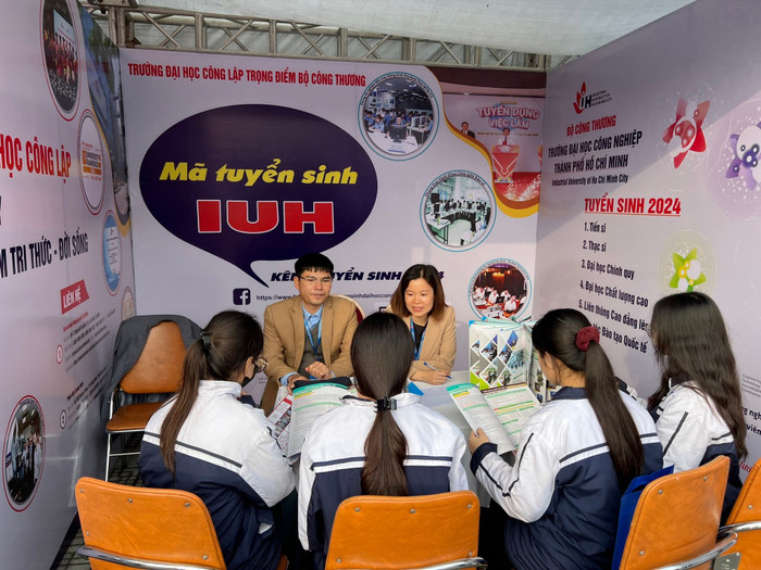 Giảng viên Trường Đại học Công nghiệp Thành phố Hồ Chí Minh tư vấn tuyển sinh cho học sinh. Ảnh: website nhà trường