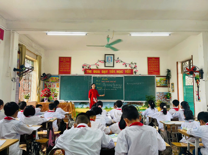 Cô và trò Trường Tiểu học và Trung học cơ sở Thái Phúc trong một buổi học. Ảnh: NTCC z5872866752660-cca3f43b2edaedd5493cec1a2480d79a1.jpg