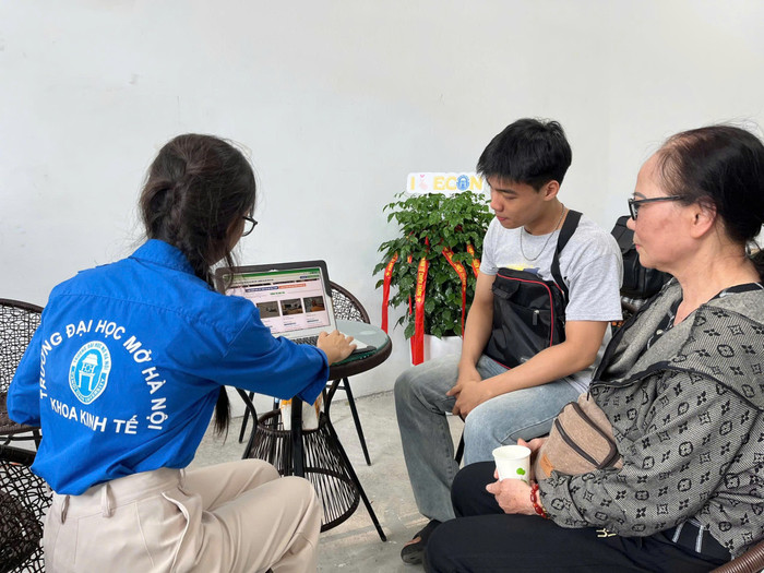 Sinh viên Trường Đại học Mở Hà Nội hướng dẫn tân sinh viên tìm phòng trọ tại Ngân hàng nhà trọ sinh viên của nhà trường. Ảnh: NTCC z6973065793343-5dabb8f601ef774561f891412be637d7.jpg