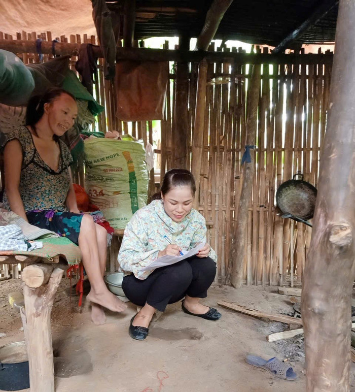 Giáo viên Trường Mầm non Lương Thượng đang khảo sát phổ cập giáo dục tại gia đình học sinh. Ảnh: NTCC 4c4cbb98fc444a1a1355.jpg