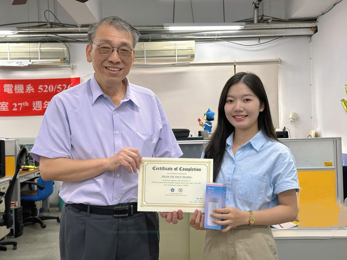 Thùy Dương (bên phải) nhận giấy chứng nhận hoàn thành kỳ thực tập từ Giáo sư Wen-Nung Lie tại Đại học Quốc gia Chung Cheng. Ảnh: NVCC anh-nhan-giay-chung-nhan-hoan-thanh-ky-thuc-tap-cua-giao-su.jpg