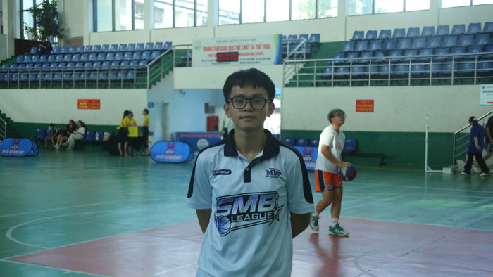 Anh Lê Đức Phát - huấn luyện viên đội bóng rổ Trường Trung học cơ sở Giảng Võ. fm5a4966.jpg
