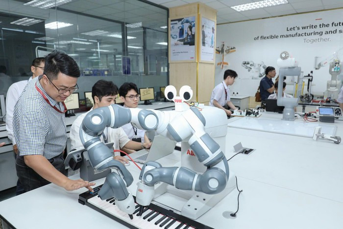 Giảng viên Trường Đại học Công nghiệp Thành phố Hồ Chí Minh hướng dẫn sinh viên thực hành. Ảnh tư liệu NTCC image.jpg
