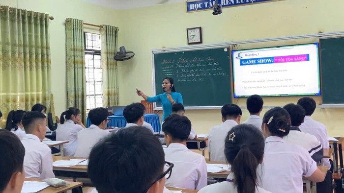 Cô và trò Trường Trung học phổ thông Bố Hạ trong một tiết học. Ảnh: website nhà trường 2024-10-18-04-13-006.png