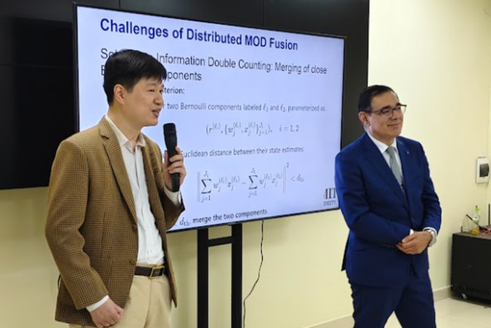 Phó Giáo sư, Tiến sĩ Lê Hoàng Sơn (bên trái) tại buổi Seminar về công nghệ xử lý dữ liệu đa nguồn của chuyên gia từ Đại học RMIT, Australia. Ảnh: Viện Công nghệ Thông tin (ĐHQGHN) bai-dang-6.png