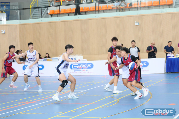 Trận chung kết kịch tính giữa hai đội bóng rổ U23 nam đến từ Trường Đại học Kinh tế - Đại học Quốc gia Hà Nội và Viện Đào tạo Quốc tế - Đại học Kinh tế Quốc dân. gdvn-5.jpg