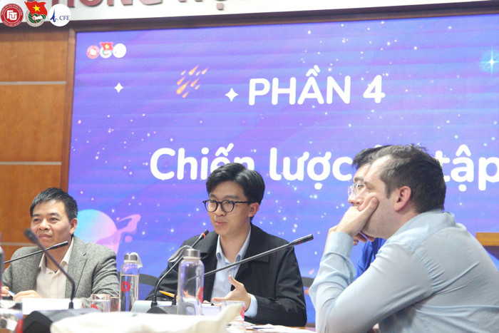 Hoàng Minh (áo đen) là diễn giả của 1 talkshow chia sẻ về kinh nghiệm thi chứng chỉ DALF. Ảnh NVCC 491352315-10080328945361017-8296787308189069069-n.jpg