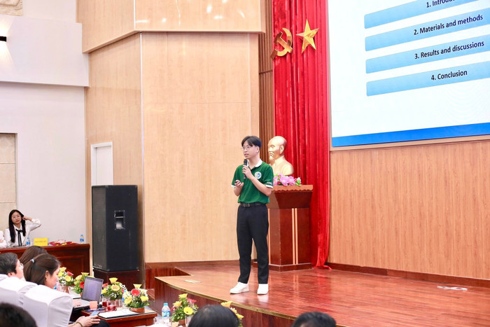 Thế Phương tại Hội nghị Sinh viên Nghiên cứu Khoa học, Khoa Sinh học, Trường Đại học Sư phạm Hà Nội năm 2024 với vai trò báo cáo viên. Ảnh: NVCC 493996054-2128686074226187-5006383594652103214-n.jpg