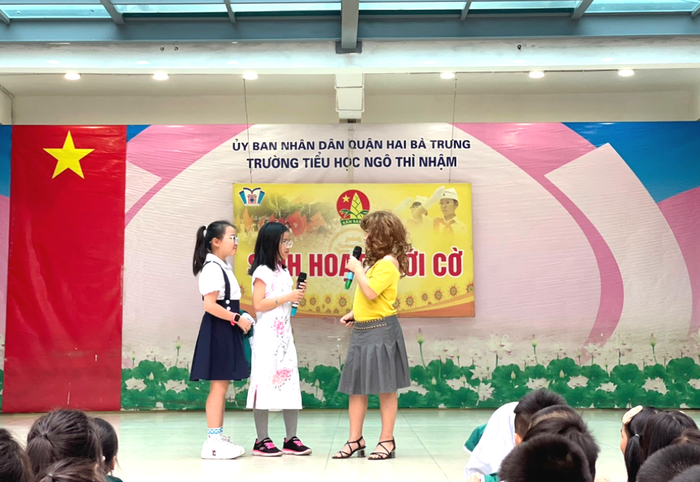 Học sinh Trường Tiểu học Ngô Thì Nhậm thực hành xử lý tình huống khi gặp người lạ trong buổi sinh hoạt ngoại khoá. Ảnh: website nhà trường image1264.png
