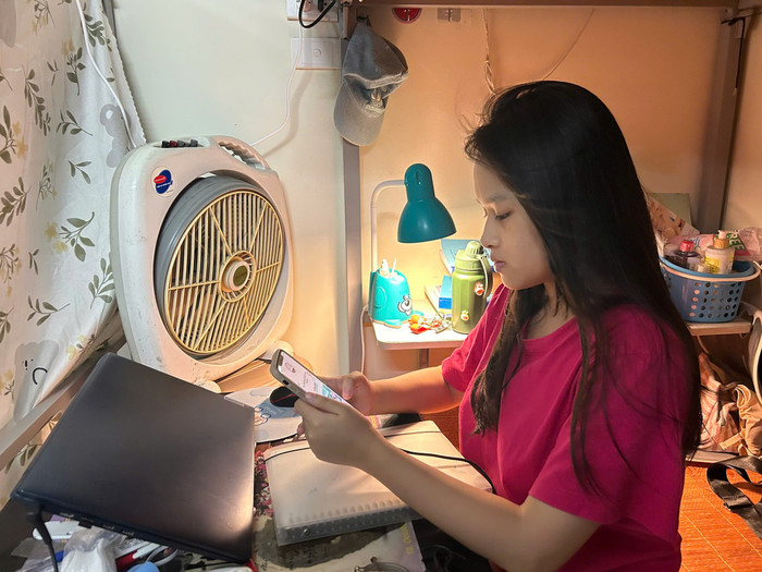 Thu Thảo có thể dễ dàng đóng tiền phòng, tiền điện, nước ký túc xá chỉ bằng vài thao tác đơn giản. Ảnh: Hà Anh aae79fd67b0cf352aa1d.jpg