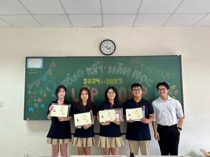 Thầy Lê Văn Hùng (ngoài cùng bên phải) và học sinh Trường Trung học cơ sở và Trung học phổ thông Marie Curie cơ sở Mỹ Đình. Ảnh NVCC eeb6d83c-2987-4e03-908d-c50a51afbec1.jpg