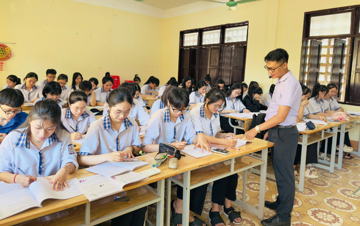 Học sinh lớp 12 Trường Trung học phổ thông Lương Thế Vinh ôn tập cho kỳ thi tốt nghiệp trung học phổ thông 2025. Ảnh: NTCC z6704019151607-7587e432eaf7b7a6d2fcedf16f2cafab.jpg