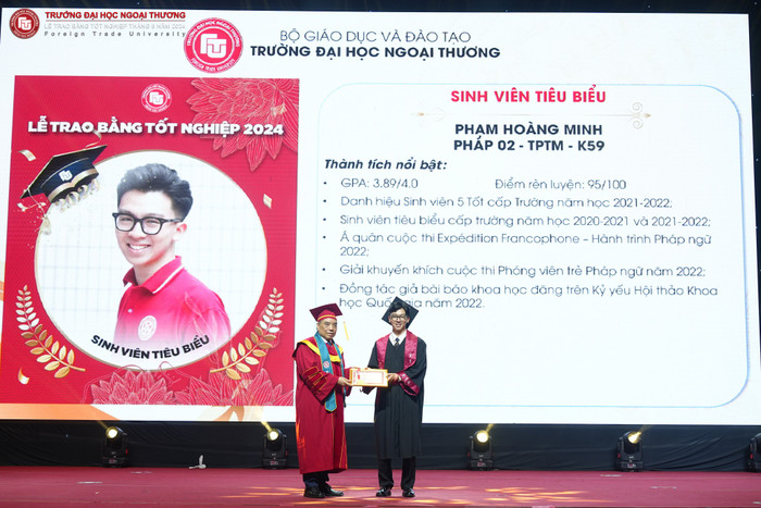Hoàng Minh (bên phải) là thủ khoa đầu ra chuyên ngành Tiếng Pháp Thương mại khóa 59, Trường Đại học Ngoại Thương. Ảnh: NVCC 7abbc814b4809548740905648d3c1a42.jpg
