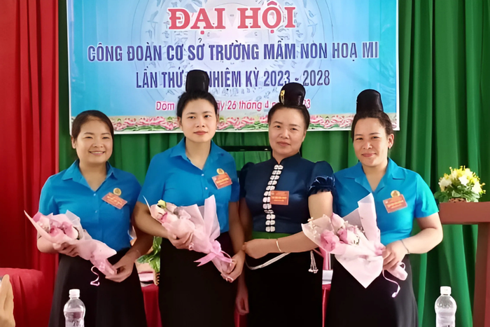 Cô Vì Thanh Phong (thứ 2 từ phải sang) - Hiệu trưởng Trường Mầm non Họa Mi. Ảnh: website nhà trường bai-dang.png