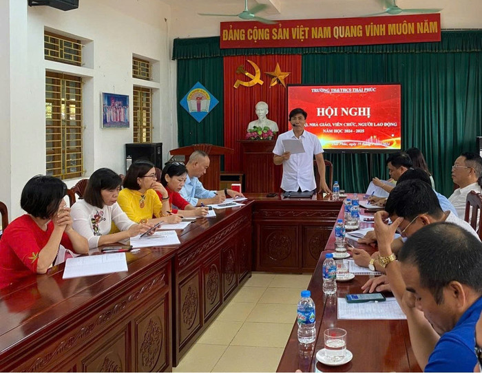 Thầy Vũ Văn Thắng (đang phát biểu) và các giáo viên tại Hội nghị Nhà giáo, cán bộ quản lý giáo dục, người lao động Trường Tiểu học và Trung học cơ sở Thái Phúc. Ảnh: NVCC z6811637903734-30cd7d736383f10c03e187b87d62a8d6-7834.jpg