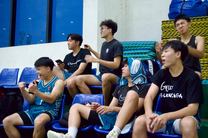 Khán giả hào hứng theo dõi trận đấu. pic03397.jpg