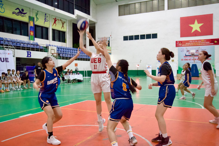 Pha tranh chấp bóng đầy kịch tính của đội UEB (áo trắng) và đội BA (áo xanh). pic03435.jpg