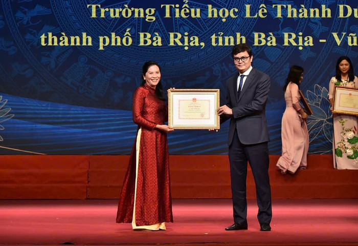 Cô Đặng Thị Kim Nam (bên trái) - giáo viên Trường Tiểu học Lê Thành Duy. Ảnh: NVCC z6718114478317-5f95dd21d7c14b8f983218eee80464c9.jpg