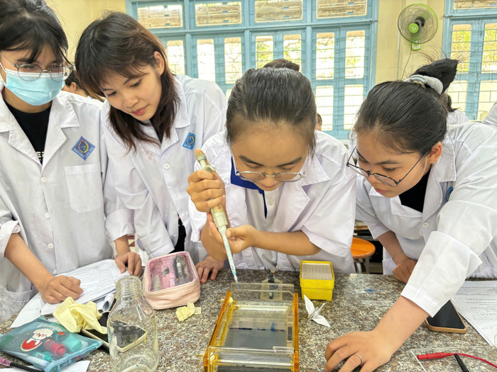 Sinh viên Trường Đại học Cần Thơ trong buổi thực hành Sinh học tế bào và phân tử. Ảnh: website nhà trường 488905244-965698912383116-5012340545785654675-n.jpg
