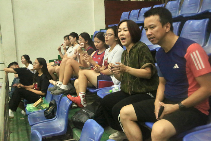 Khán giả hào hứng theo dõi trận đấu. fm5a5418.jpg