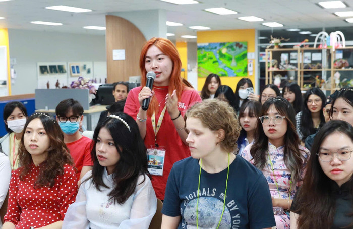 Thu Thảo (đang phát biểu) tham gia Chương trình du học giao lưu văn hóa SUIC Summer International Programme 2022. Ảnh: NVCC z6905111216046-7f153c9de0bf114c3c1704556d03eb51-8030.jpg