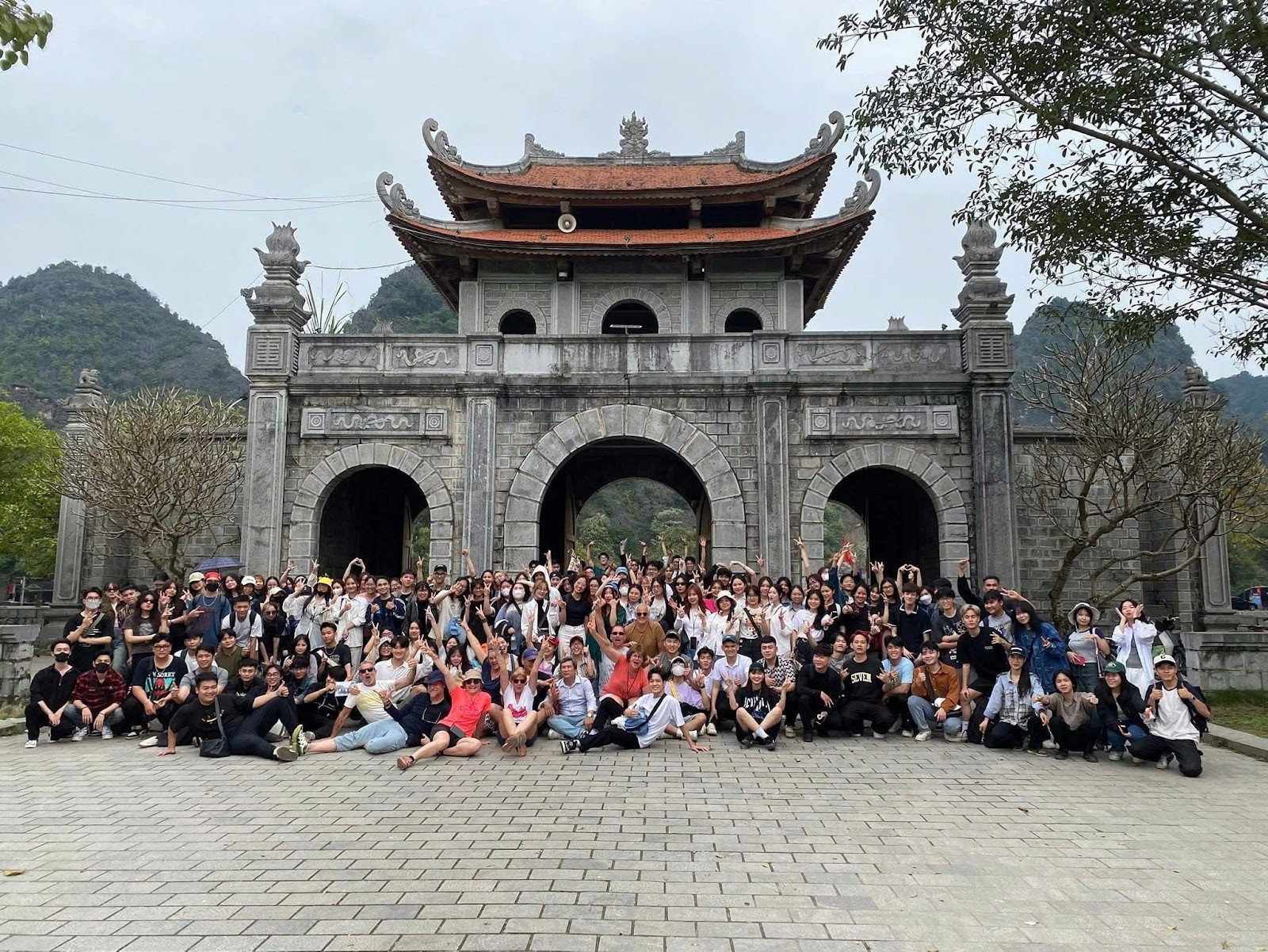 Sinh viên ngành Thiết kế đồ họa, Trường Đại học Mở Hà Nội trong chuyến đi thực tế tại Ninh Bình. (Ảnh: NTCC) Sinh viên ngành Thiết kế đồ họa, Trường Đại học Mở Hà Nội trong chuyến đi thực tế tại Ninh Bình. (Ảnh: NTCC)
