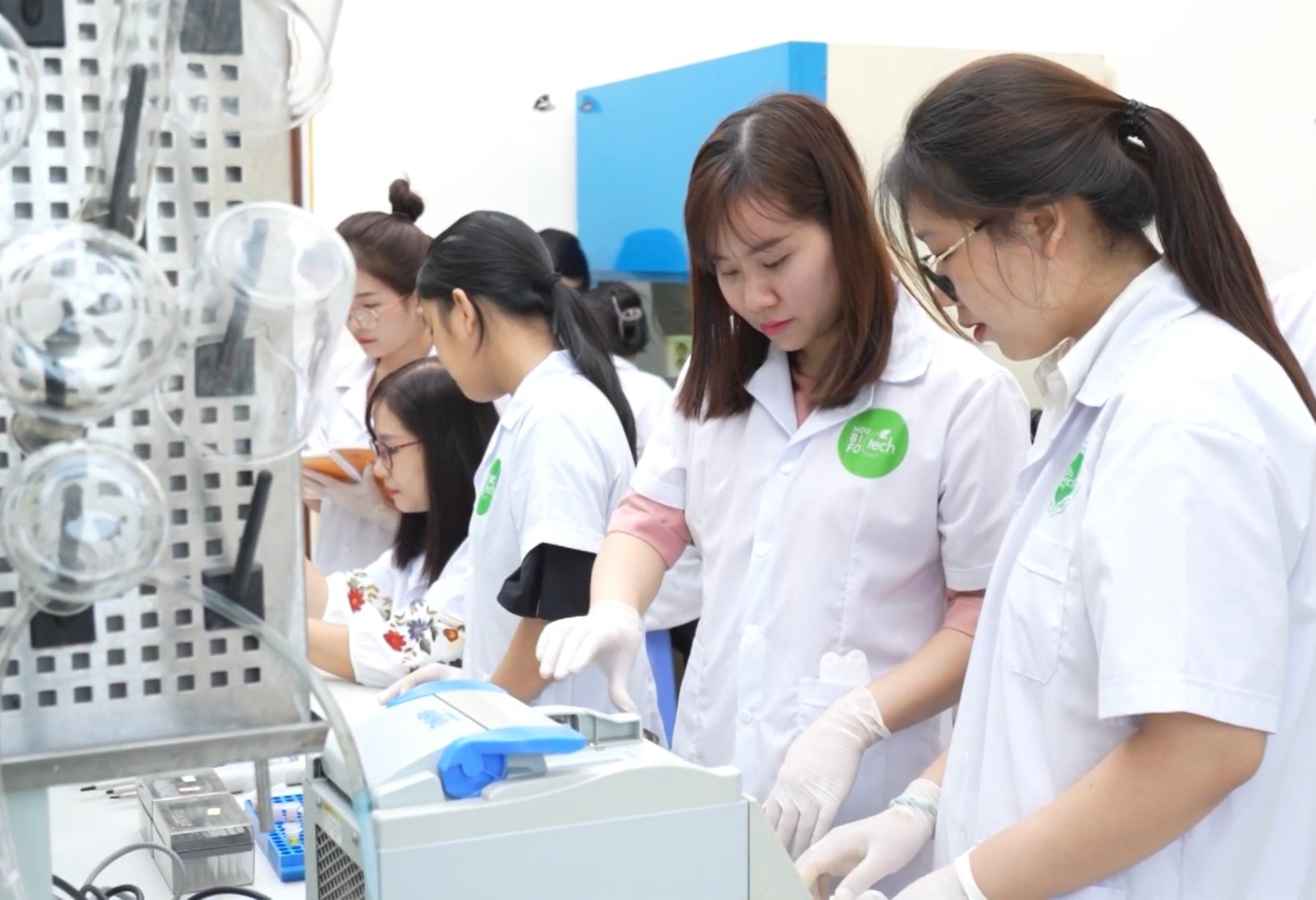 Sinh viên được thực hành ngay tại trường. Ảnh: Website nhà trường