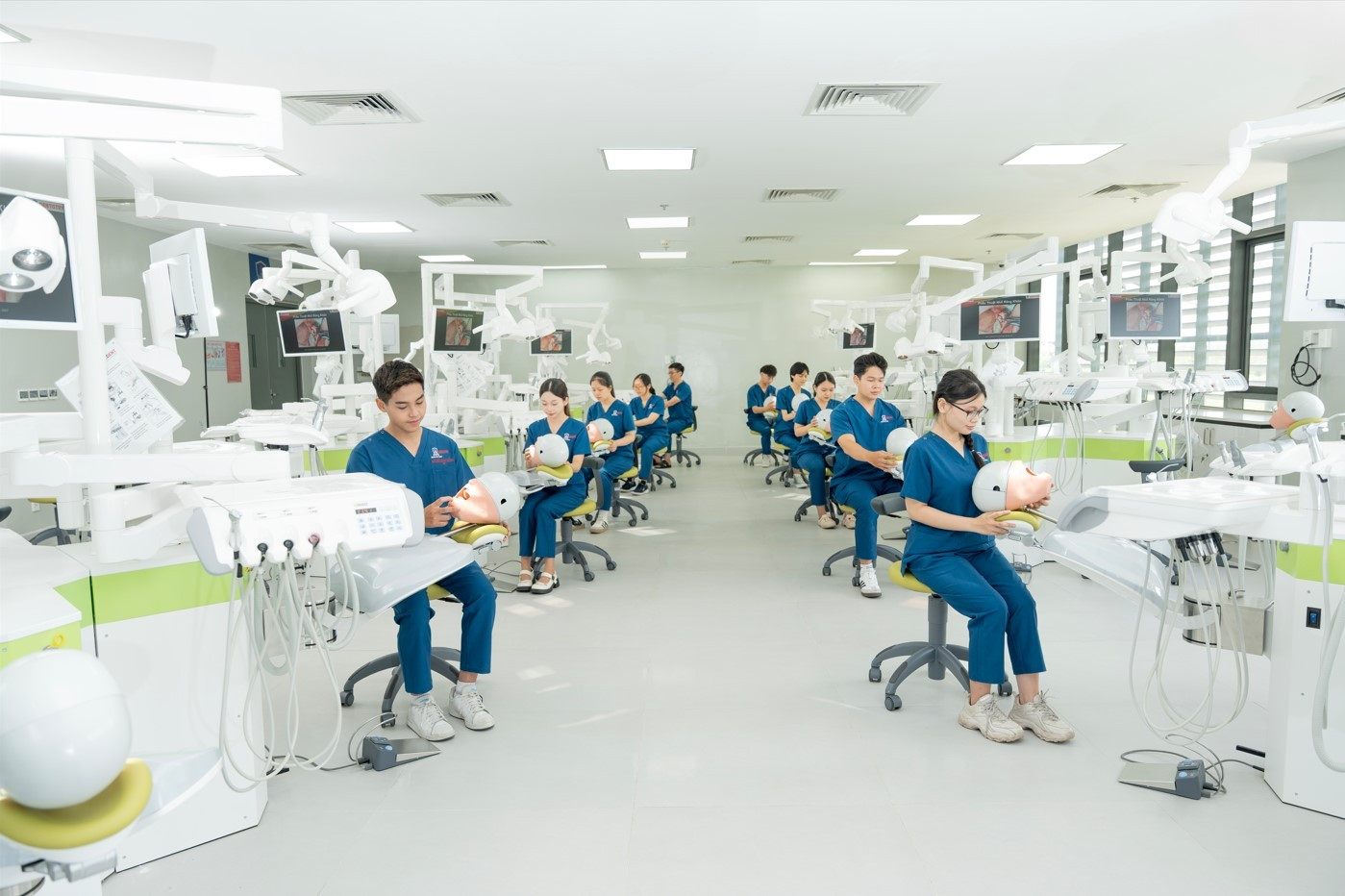 Trường Đại học Nguyễn Tất Thành chú trọng đầu tư thiết bị, phòng thực hành hiện đại. Ảnh: NTCC screenshot-2025-05-16-090806.jpg