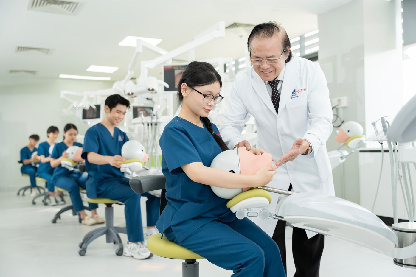 Sinh viên ngành Răng Hàm Mặt của Trường Đại học Nguyễn Tất Thành được thực hành với mô hình, giúp tăng khả năng "thực nghề" khi đi làm. Ảnh: NTCC screenshot-2025-05-16-090858.jpg
