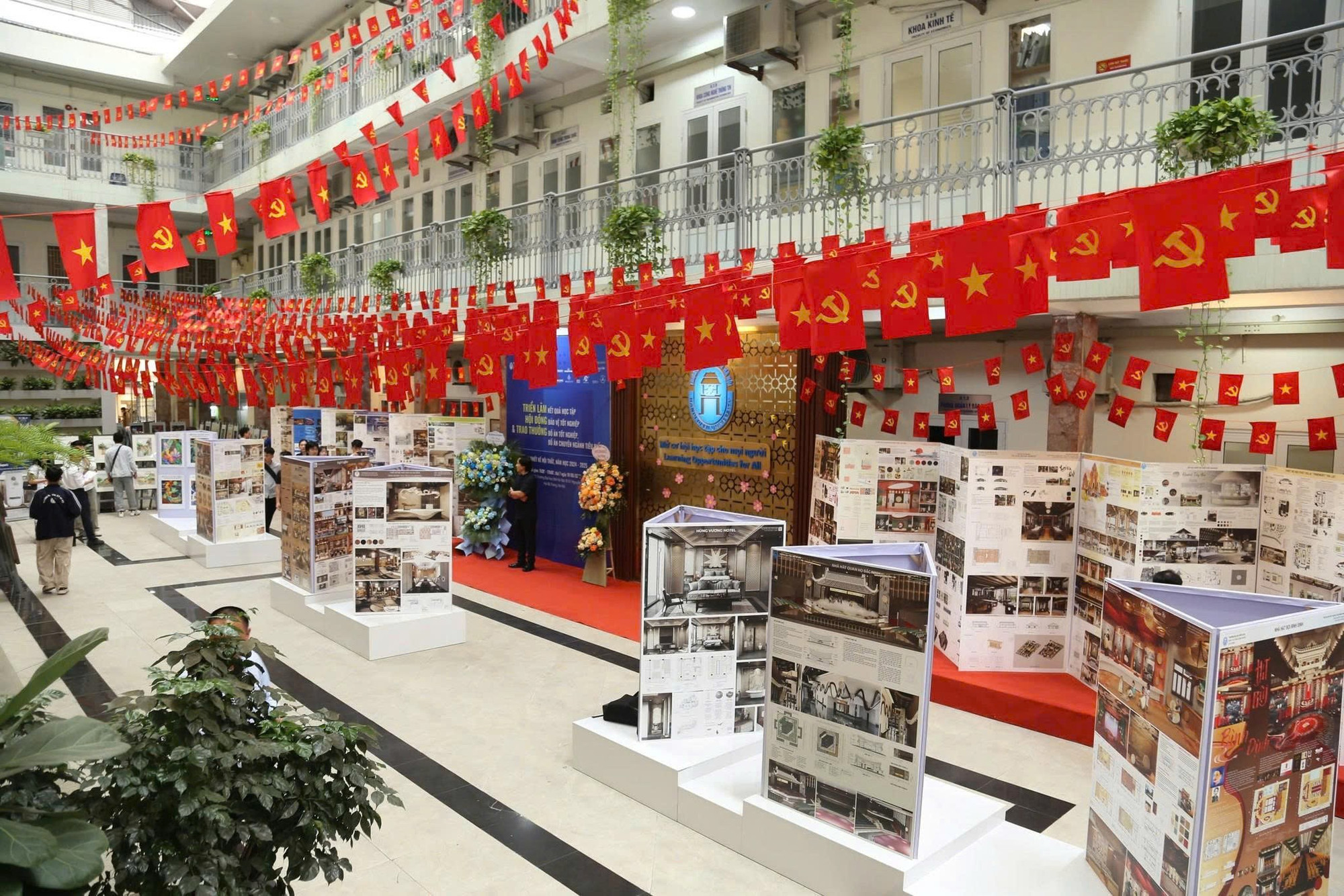 Các thiết kế được trưng bày tại khuôn viên Trường Đại học Mở Hà Nội trong buổi triển lãm. (Ảnh: NTCC) mo-ha-noi-5.jpg