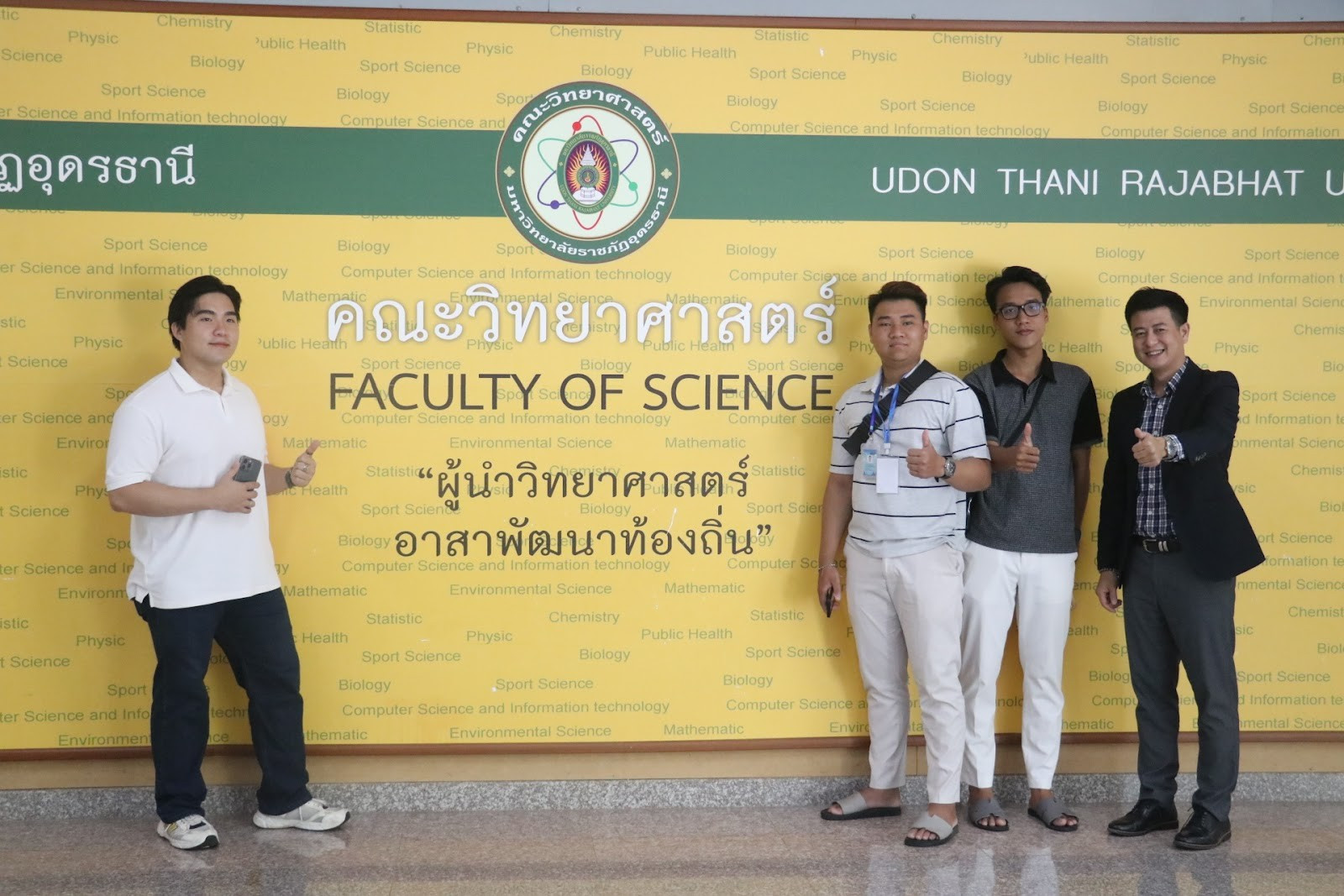 Sinh viên ngành Vật lý kỹ thuật của Trường Đại học Sư phạm - Đại học Đà Nẵng đi thực tế chuyên môn tại Thái Lan. Sinh viên ngành Vật lý kỹ thuật của Trường Đại học Sư phạm - Đại học Đà Nẵng đi thực tế chuyên môn tại Thái Lan.