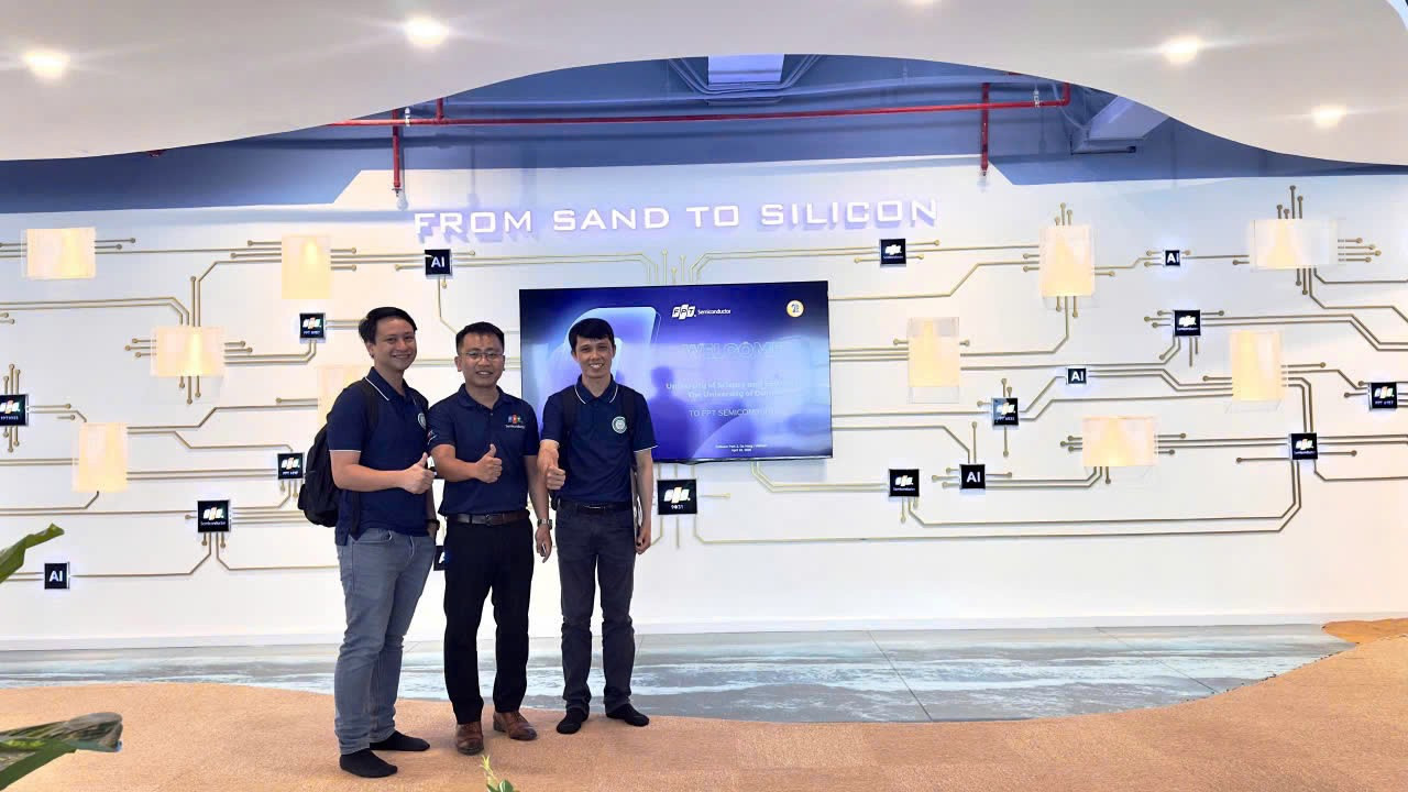 Tiến sĩ Đinh Thanh Khẩn (ngoài cùng, bên phải) trong một lần đưa sinh viên ngành Vật lý kỹ thuật thăm quan Công ty FPT Semiconductor. Tiến sĩ Đinh Thanh Khẩn (ngoài cùng, bên phải) trong một lần đưa sinh viên ngành Vật lý kỹ thuật thăm quan Công ty FPT Semiconductor.